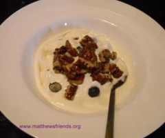 YOGHURT AND PECAN GRANOLA BREAKFAST
